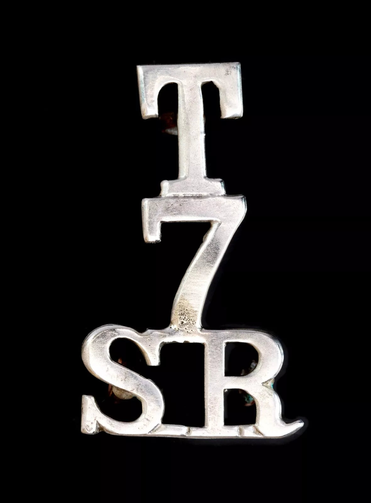 T 7 Scottish Rifles Shoulder Title White Metal
