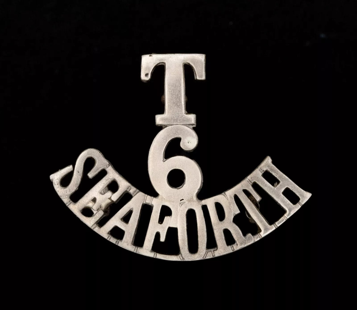 T 6 Seaforth Shoulder Title White Metal