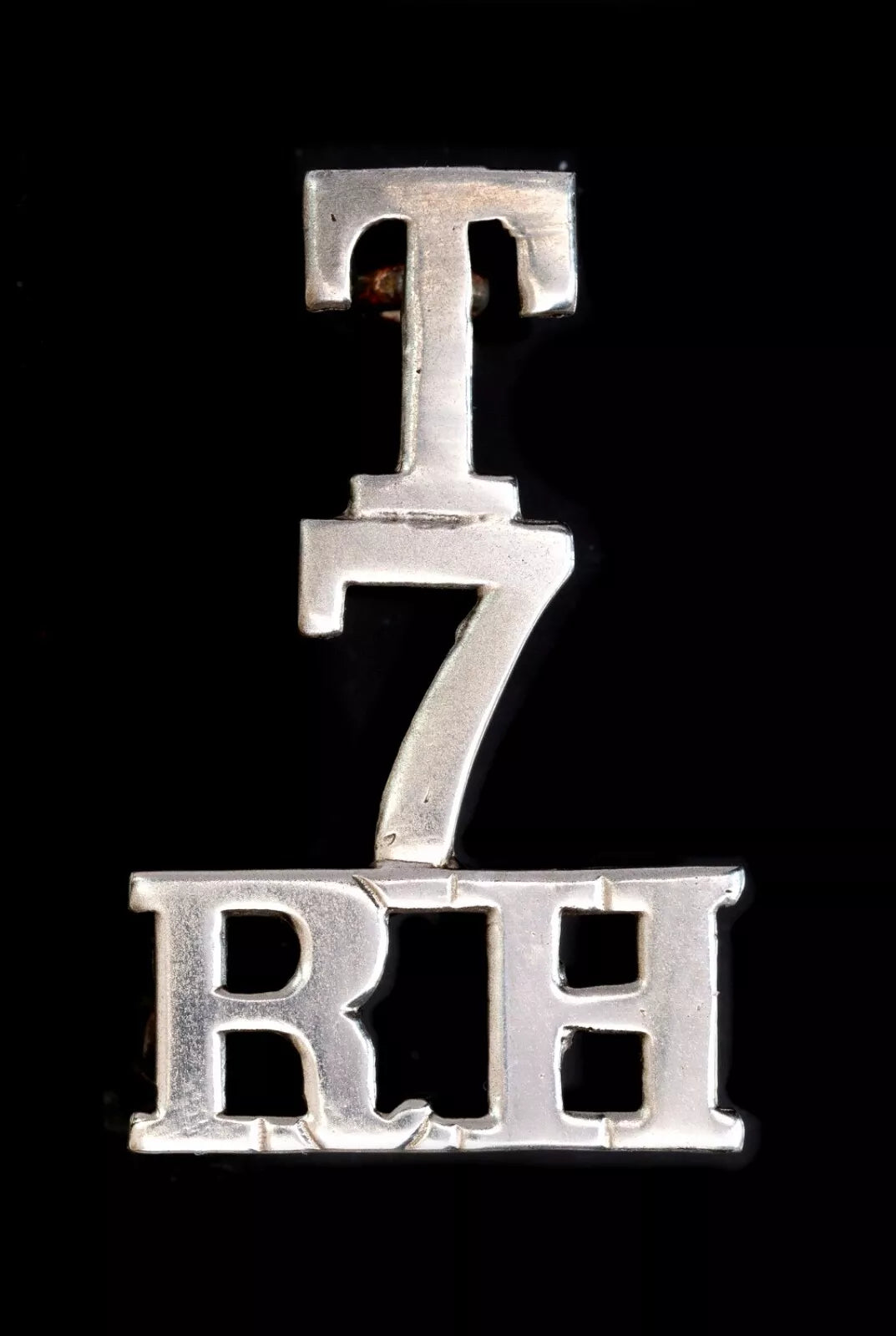 T 7 Royal Highlanders Shoulder Title White Metal